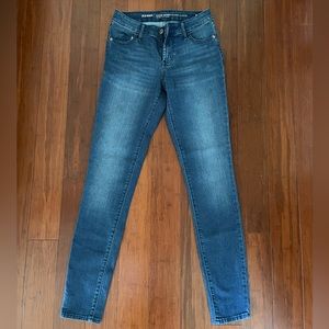 Old Navy Super Skinny Mid-Rise Medium Wash Jeans Size 2 Long